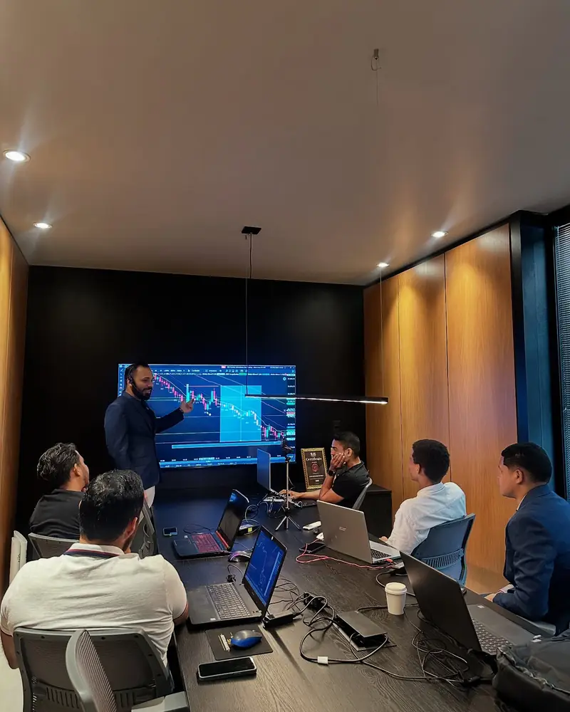Alan dando aula com o gráfico na tela grande