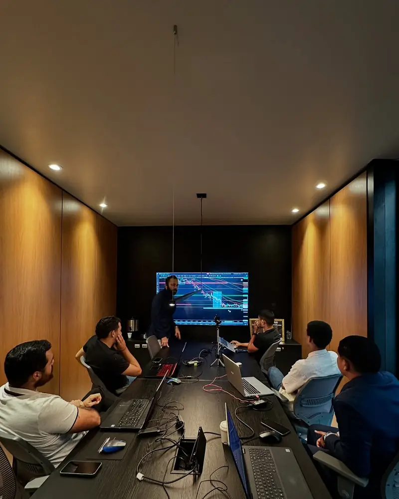 Sala da mentoria com a turma operando