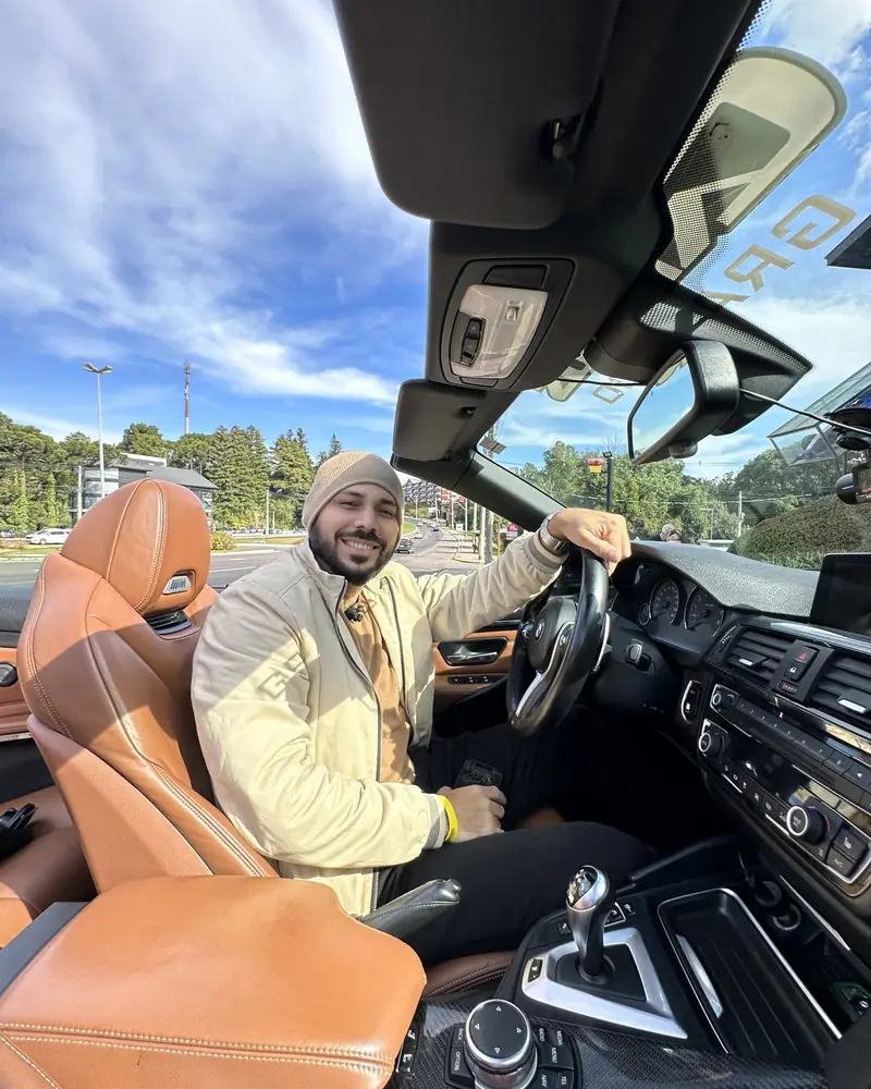 Alan ao volante de um conversível
